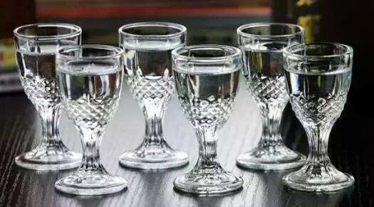 白酒為何不標注保質期？酒精飲料的獨特屬性解析